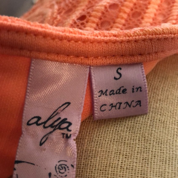 Coral lace dress - Picture 4 of 6